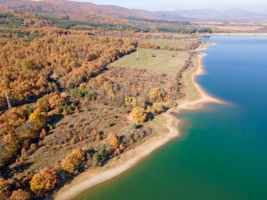 Bulgaristan 'ın Pernik bölgesindeki Konyavska Dağı' ndaki Izvor Reservoir Havacılık Görünümü