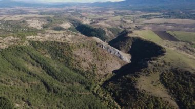 Nishava nehri boğazının havadan sonbahar manzarası, Balkan Dağları, Bulgaristan