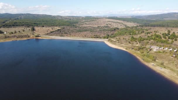 保加利亚Ihtiman镇附近Bakardere水库的空中景观 — 图库视频影像