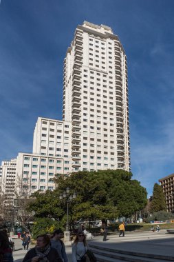 Madrid, İspanya - 23 Ocak 2018: Tipik sokak ve bina şehir Madrid, İspanya