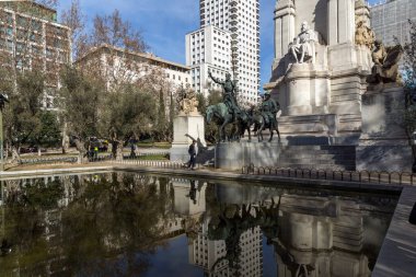 Madrid, İspanya - 23 Ocak 2018: Anıt Cervantes, Don Kişot ve Sancho Panza İspanya Meydanı Madrid şehir, İspanya