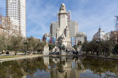 Madrid, İspanya - 23 Ocak 2018: Anıt Cervantes, Don Kişot ve Sancho Panza İspanya Meydanı Madrid şehir, İspanya