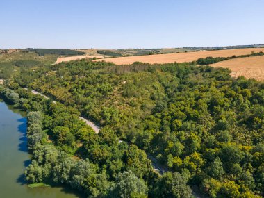Bulgaristan 'ın Rusçuk bölgesindeki Byala kasabası yakınlarından geçen Yantra Nehri' nin Havacılık Yazı manzarası