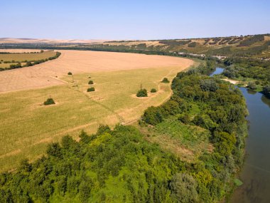Bulgaristan 'ın Rusçuk bölgesindeki Byala kasabası yakınlarından geçen Yantra Nehri' nin Havacılık Yazı manzarası