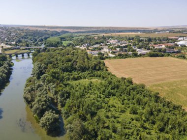 Bulgaristan 'ın Rusçuk bölgesindeki Byala kasabası yakınlarından geçen Yantra Nehri' nin Havacılık Yazı manzarası