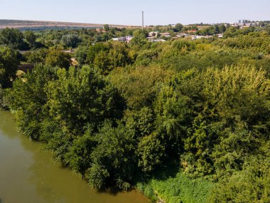 Bulgaristan 'ın Rusçuk bölgesindeki Byala kasabası yakınlarından geçen Yantra Nehri' nin Havacılık Yazı manzarası