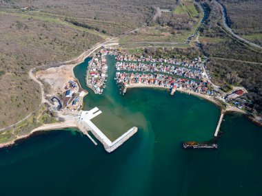 Bulgaristan 'ın Burgaz kenti yakınlarındaki Balıkçı Köyü Chengele Skele' nin hava manzarası 