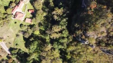 Bulgaristan 'ın başkenti Sofya' da Mary 'nin sunumuna adanmış Ortaçağ Razboishte manastırının hava manzarası