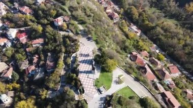 Bulgaristan 'ın Lovech kentindeki ortaçağ kalesinin havadan görünüşü 