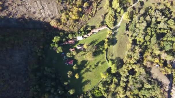 Vista Aérea Del Monasterio Cheparlyansky Saint Petka Costa Del Río — Vídeos de Stock