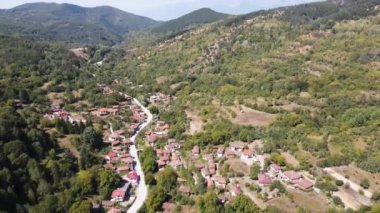 Bulgaristan 'ın Filibe Bölgesi, Otantik 19. yüzyıl evleriyle Svezhen köyünün havadan görünüşü