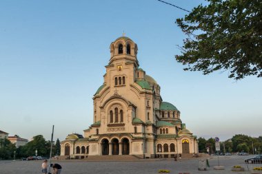 SOFYA, BULGARIA - 1 Ağustos 2021: Bulgaristan 'ın Sofya kentindeki Katedral Aziz Alexander Nevski' nin şaşırtıcı gün batımı manzarası