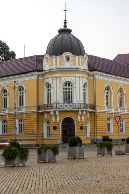 SOFYA, BULGARIA - 1 Ağustos 2021: Bulgaristan 'ın Sofya kentindeki Bulgar Bilim Akademisi' nin günbatımı