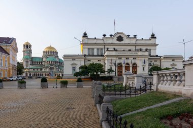 SOFYA, BULGARIA - 1 Ağustos 2021: Bulgaristan 'ın Sofya kentindeki Katedral Aziz Alexander Nevski' nin şaşırtıcı gün batımı manzarası