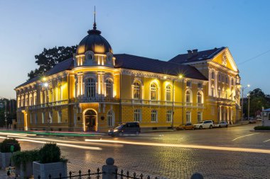 SOFYA, BULGARIA - 1 Ağustos 2021: Bulgaristan 'ın Sofya kentindeki Bulgar Bilim Akademisi' nin günbatımı