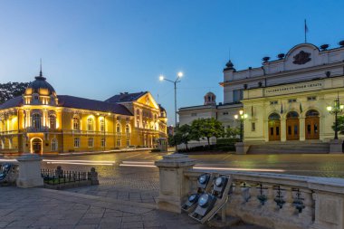 SOFYA, BULGARIA - 1 Ağustos 2021: Bulgaristan 'ın Sofya kentindeki Ulusal Meclis' in gün batımı manzarası