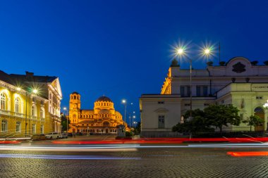 SOFYA, BULGARIA - 1 Ağustos 2021: Bulgaristan 'ın Sofya kentindeki Katedral Aziz Alexander Nevski' nin şaşırtıcı gün batımı manzarası