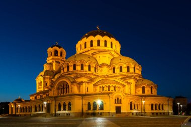 SOFYA, BULGARIA - 1 Ağustos 2021: Bulgaristan 'ın Sofya kentindeki Katedral Aziz Alexander Nevski' nin şaşırtıcı gün batımı manzarası