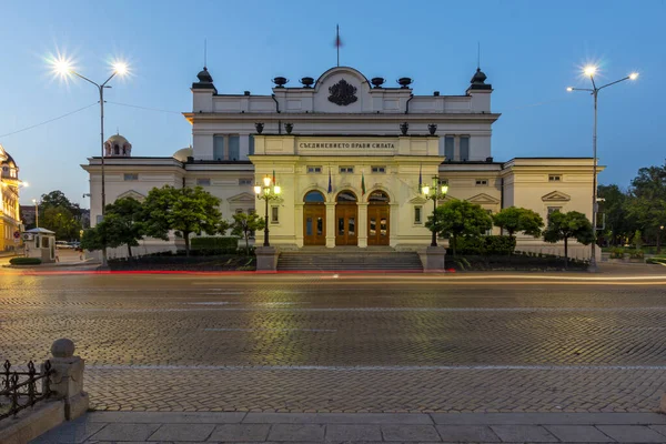SOFYA, BULGARIA - 1 Ağustos 2021: Bulgaristan 'ın Sofya kentindeki Ulusal Meclis' in gün batımı manzarası