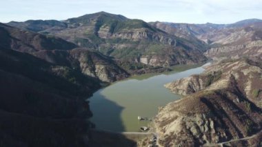 Bulgaristan 'ın Rodop Dağları' ndaki Borovitsa rezervuarının şaşırtıcı hava manzarası