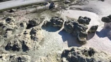 Bulgaristan 'ın Kardzhali bölgesindeki Beli plast köyü yakınlarındaki Taş Mantarları Kaya oluşumunun hava görüntüsü
