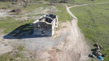 Bulgaristan 'ın Sliven Bölgesi' ndeki Zhrebchevo Barajı 'nın dibindeki Antik Ortaçağ Ortodoks Kilisesi' nin havadan görünüşü