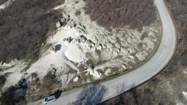 Bulgaristan 'ın Kardzhali bölgesindeki Beli plast köyü yakınlarındaki Taş Mantarları Kaya oluşumunun hava görüntüsü