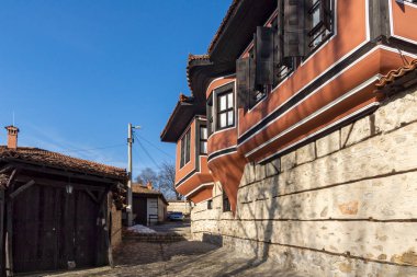 KOPRIVSHTITSA, BULGARIA - 25 Ocak 2020: Bulgaristan 'ın Sofya Bölgesi Koprivshtitsa kentindeki Tipik Sokak ve eski evler