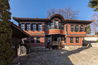 KOPRIVSHTITSA, BULGARIA - 25 Ocak 2020: Bulgaristan 'ın Sofya Bölgesi Koprivshtitsa kentindeki Tipik Sokak ve eski evler