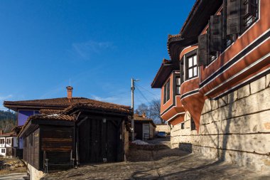 KOPRIVSHTITSA, BULGARIA - 25 Ocak 2020: Bulgaristan 'ın Sofya Bölgesi Koprivshtitsa kentindeki Tipik Sokak ve eski evler