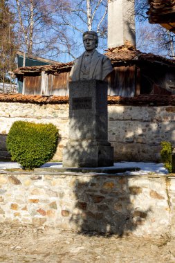 KOPRIVSHTITSA, BULGARIA - 25 Ocak 2020: Bulgaristan 'ın Sofya Bölgesi Koprivshtitsa kentindeki Tipik Sokak ve eski evler