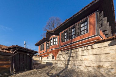 KOPRIVSHTITSA, BULGARIA - 25 Ocak 2020: Bulgaristan 'ın Sofya Bölgesi Koprivshtitsa kentindeki Tipik Sokak ve eski evler