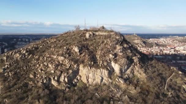 Flygfoto Över Dzhendem Tepe Kulle Och Panorama Till Staden Plovdiv — Stockvideo