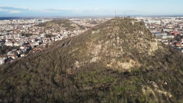 ブルガリアのプロヴディフ市へのDzhendemテープの丘とパノラマの空中ビュー — ストック動画