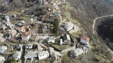 Otantik ondokuzuncu yüzyıl evleri, Filibe Bölgesi, Bulgaristan 'ın Otantik Kosova Köyü' nün havadan görünüşü