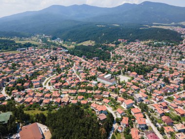 Bulgaristan 'ın Pazardzhik bölgesinin Velingrad kentinde bulunan ünlü spa beldesinin hava manzarası