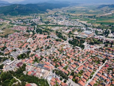 Bulgaristan 'ın Pazardzhik bölgesinin Velingrad kentinde bulunan ünlü spa beldesinin hava manzarası