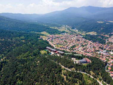 Bulgaristan 'ın Pazardzhik bölgesinin Velingrad kentinde bulunan ünlü spa beldesinin hava manzarası