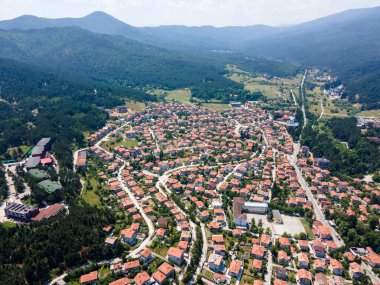 Bulgaristan 'ın Pazardzhik bölgesinin Velingrad kentinde bulunan ünlü spa beldesinin hava manzarası