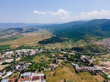 Bulgaristan 'ın Pazardzhik bölgesinin Velingrad kentinde bulunan ünlü spa beldesinin hava manzarası