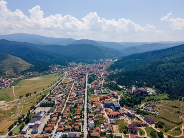 Bulgaristan 'ın Pazardzhik bölgesinin Velingrad kentinde bulunan ünlü spa beldesinin hava manzarası