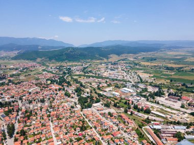 Bulgaristan 'ın Pazardzhik bölgesinin Velingrad kentinde bulunan ünlü spa beldesinin hava manzarası