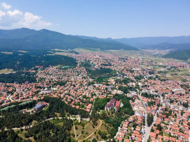 Bulgaristan 'ın Pazardzhik bölgesinin Velingrad kentinde bulunan ünlü spa beldesinin hava manzarası