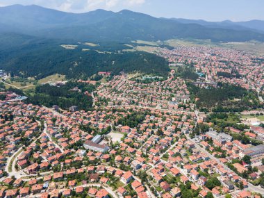 Bulgaristan 'ın Pazardzhik bölgesinin Velingrad kentinde bulunan ünlü spa beldesinin hava manzarası