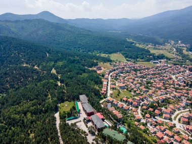 Bulgaristan 'ın Pazardzhik bölgesinin Velingrad kentinde bulunan ünlü spa beldesinin hava manzarası