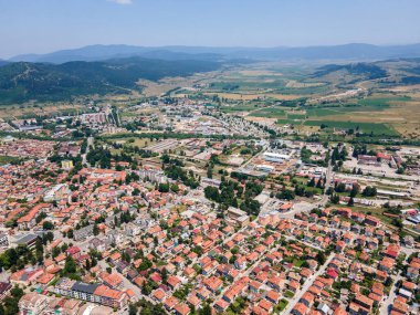 Bulgaristan 'ın Pazardzhik bölgesinin Velingrad kentinde bulunan ünlü spa beldesinin hava manzarası