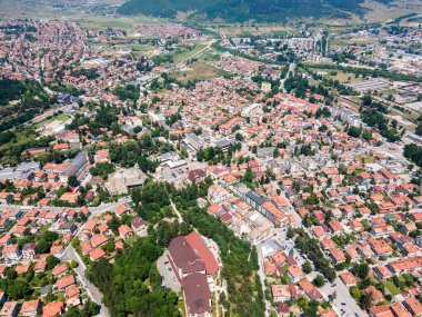 Bulgaristan 'ın Pazardzhik bölgesinin Velingrad kentinde bulunan ünlü spa beldesinin hava manzarası