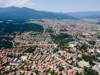 Bulgaristan 'ın Pazardzhik bölgesinin Velingrad kentinde bulunan ünlü spa beldesinin hava manzarası