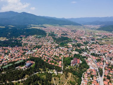 Bulgaristan 'ın Pazardzhik bölgesinin Velingrad kentinde bulunan ünlü spa beldesinin hava manzarası