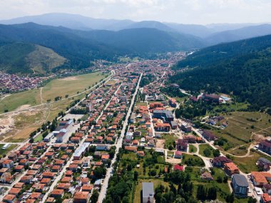 Bulgaristan 'ın Pazardzhik bölgesinin Velingrad kentinde bulunan ünlü spa beldesinin hava manzarası